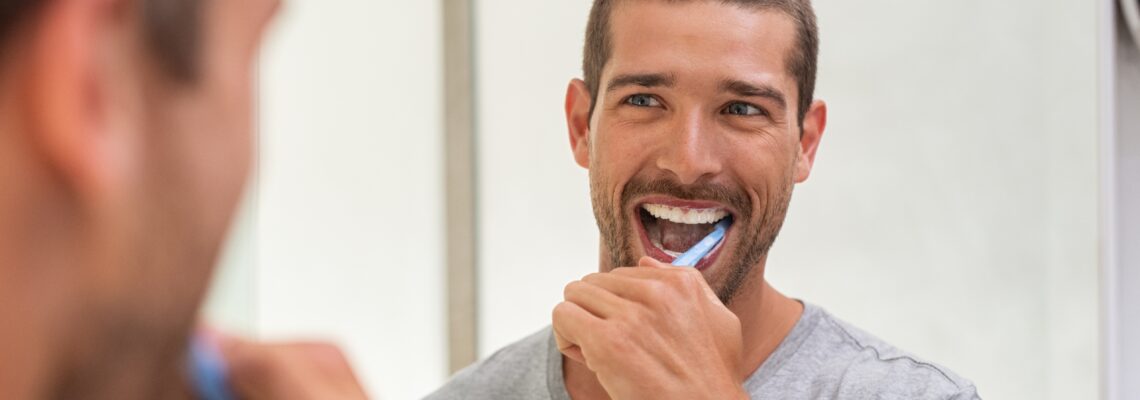 Cura dei denti in età adulta: come prevenire le malattie gengivali e le carie