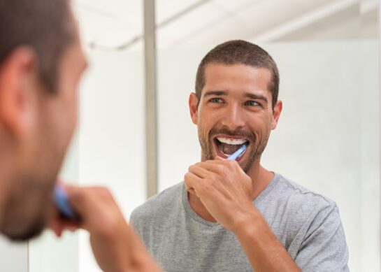 Cura dei denti in età adulta: come prevenire le malattie gengivali e le carie