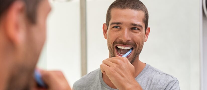 Cura dei denti in età adulta: come prevenire le malattie gengivali e le carie